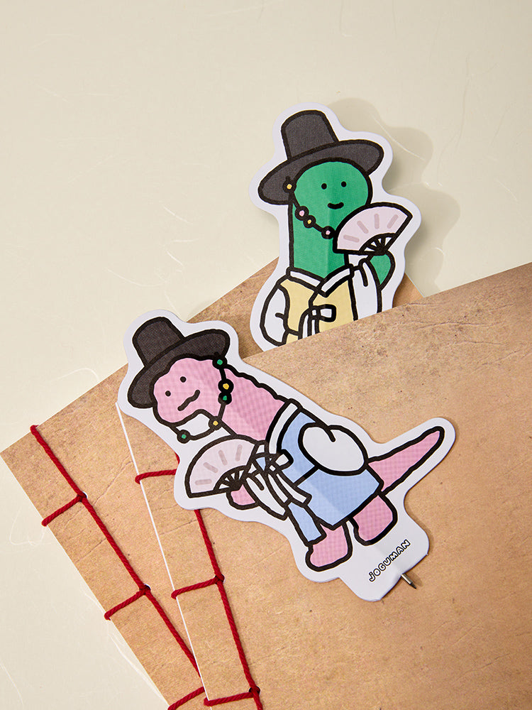JOGUMAN SOUVENIR Bookmark Pen 書籤筆放在書頁上，適合閱讀和手帳使用