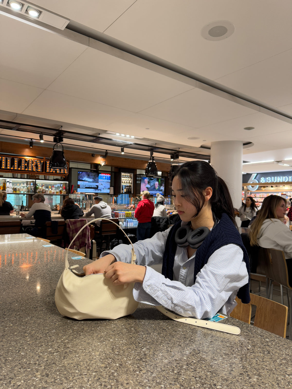 THE ALLY HAILEY BAG Ivory 米白色袋身細節