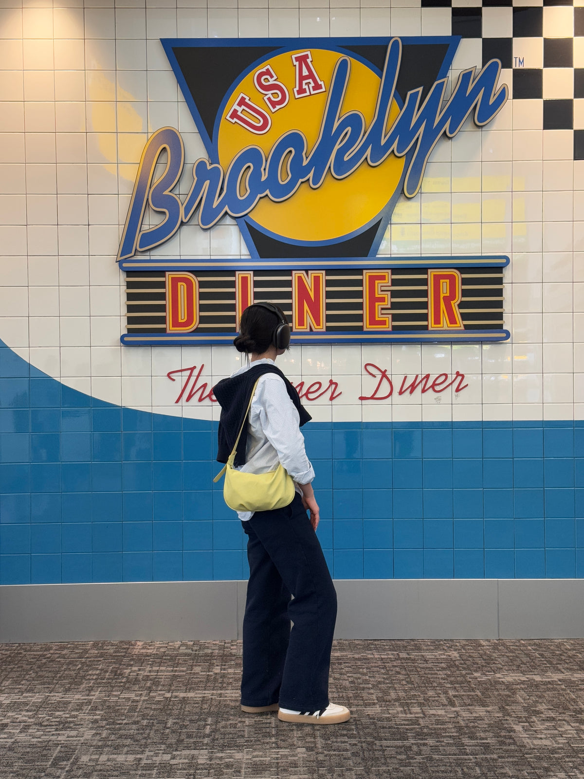THE ALLY HAILEY BAG Lemon 檸檬黃上身展示
