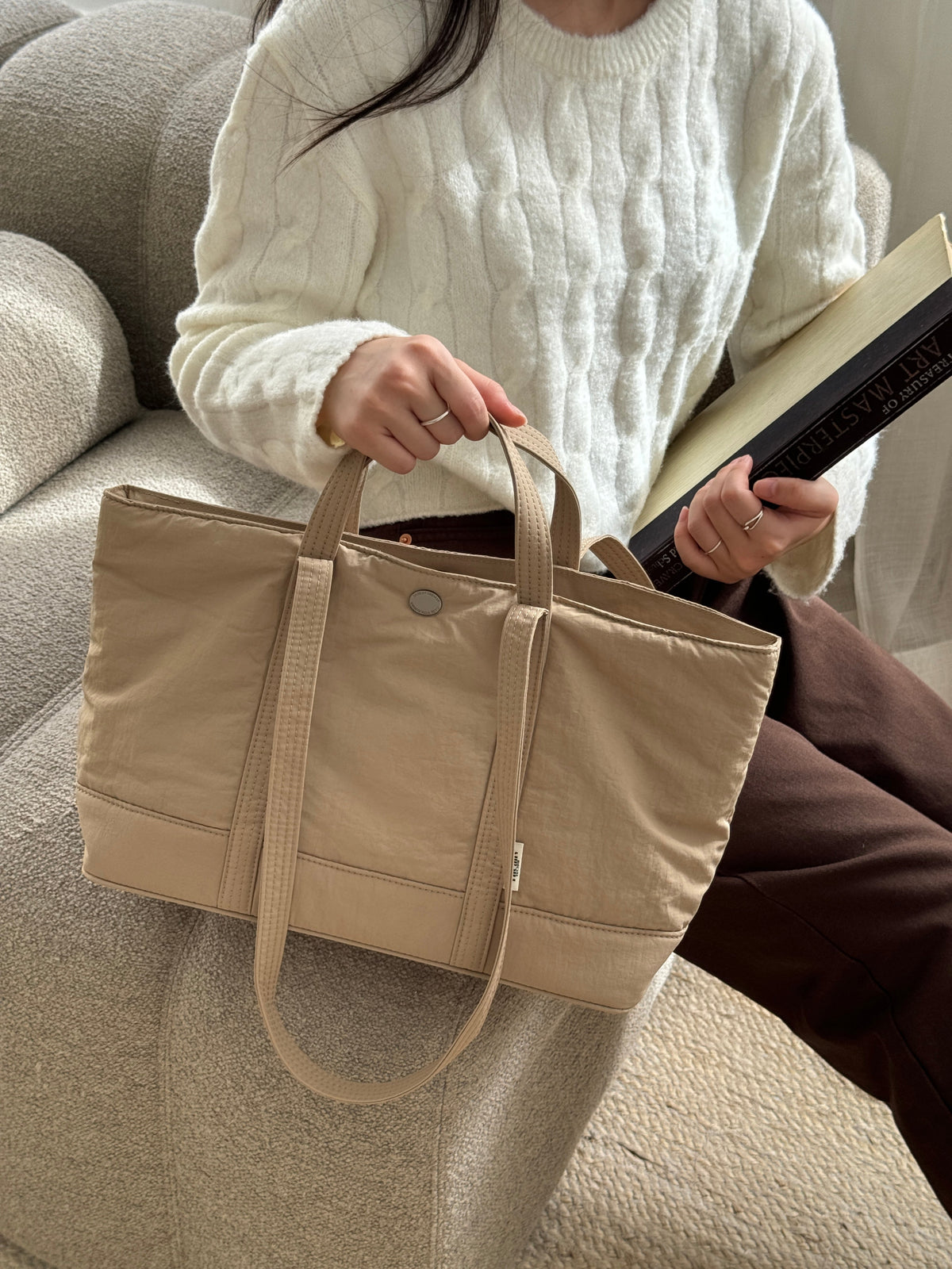 THE ALLY MOLLY PADDED BAG 韓國官方 dark-beige-detail-7779 實拍