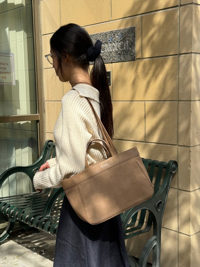THE ALLY MONICA BAG 韓國品牌官方商品照片 beige-look-2